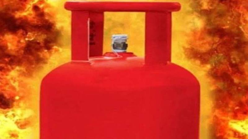 مزنگ اڈا میں گیس لیکیج سے آگ، دو افراد زخمی ہوئے