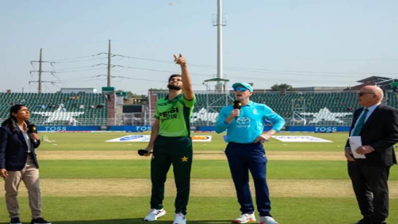 سہ ملکی سیریز: انگلینڈ کا پاکستان کے خلاف ٹاس جیت کر بولنگ کا فیصلہ