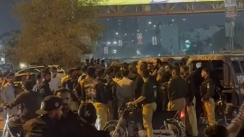 کراچی پولیس کے دو یونٹس میں تصادم، 16 افسران و اہلکار معطل کیے گئے