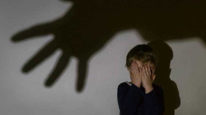 صادق آباد: 4 سالہ بیٹے پر ماں کا مبینہ بہیمانہ تشدد، ویڈیو بنا کر نانی کو بھیج دی