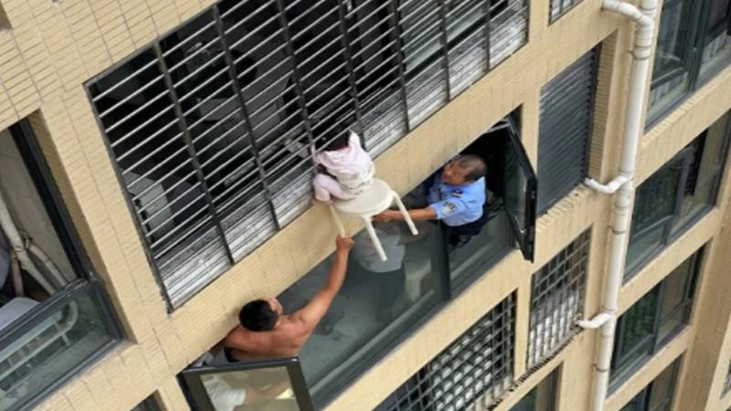بارہویں منزل سے لٹکتی بچی کو اسٹول کی مدد سے بچا لیا گیا، ویڈیو دیکھیں