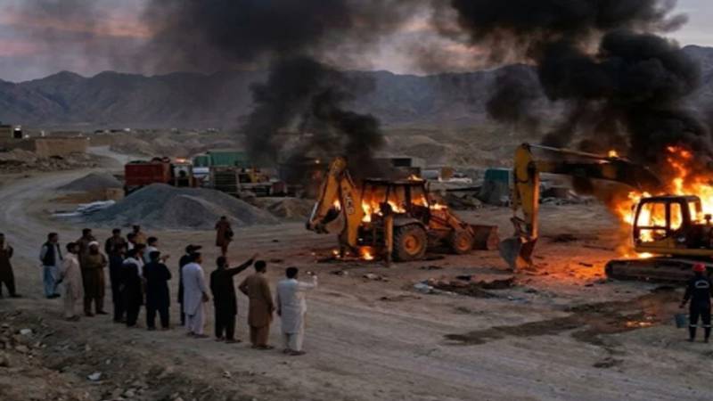 کوئٹہ: مغربی بائی پاس پر تعمیراتی کمپنی کی بھاری مشینری نذرِ آتش