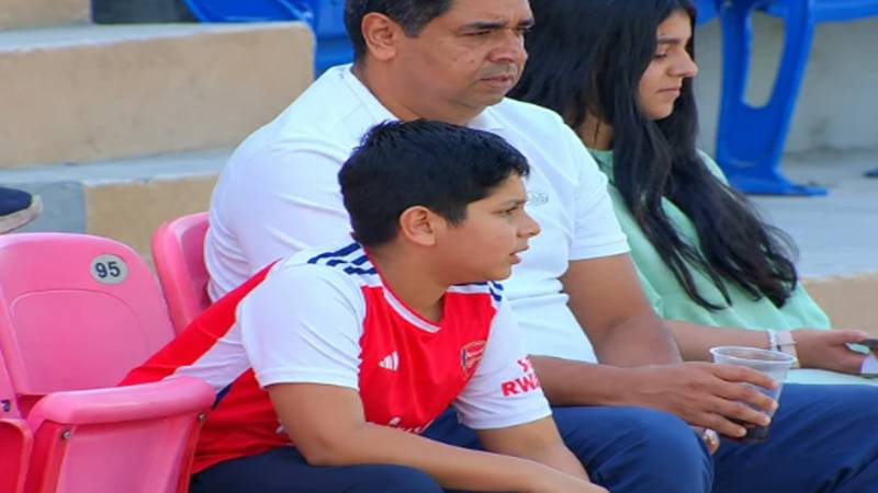 سہ ملکی سیریز کا جنون، ننھے شائق نے ٹکٹ خریدنے کے لیے بہن کا موبائل بیچ دیا؟