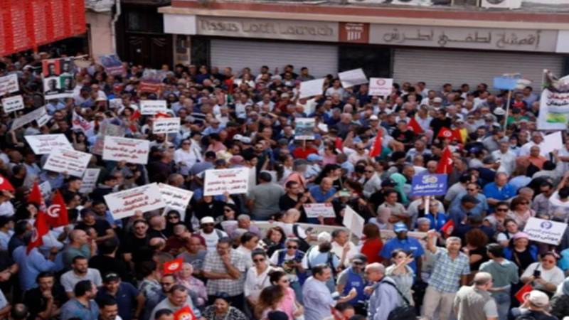 تیونس میں پولیس اور مظاہرین کے درمیان جھڑپیں، آنسو گیس کی شیلنگ، ٹائر نذرِ آتش