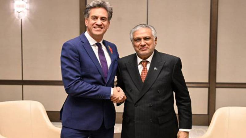 اسحاق ڈار اور برطانوی وزیر خارجہ کی ملاقات، پاکستان اور برطانیہ کا دوطرفہ تعاون مزید مضبوط بنانے پر اتفاق