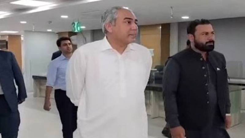 محسن نقوی کا نادرا میگا سنٹر ساندہ میں عملہ غائب، محسن نقوی کا اچانک دورہ، کارروائی کا حکم