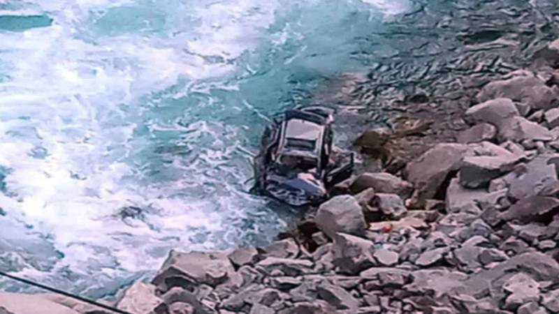 دریائے نیلم میں اسکول وین گرنے سے 4 بچے جاں بحق، 3 آپس میں بھائی تھے