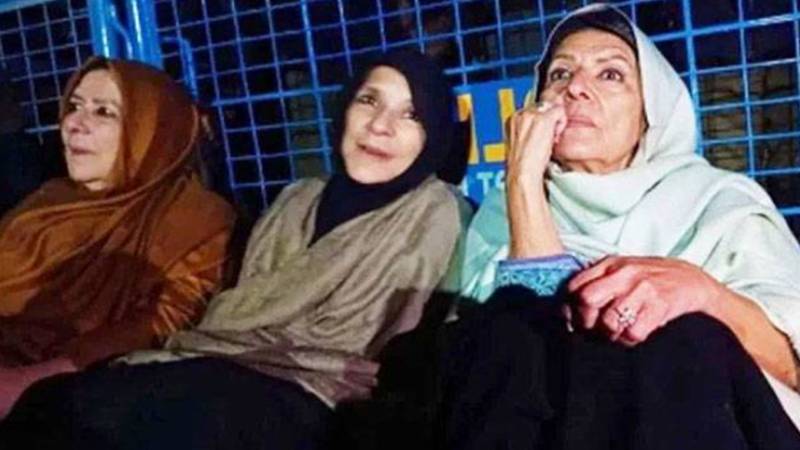 بانیٔ پی ٹی آئی کی بہنوں کی حراست پر افسران طلب کرلیے گئے
