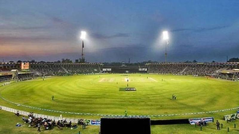 تین ملکی کرکٹ سیریز: پاکستان اور انگلینڈ کی ٹیمیں قذافی اسٹیڈیم پہنچ گئیں، کل اہم مقابلہ ہوگا