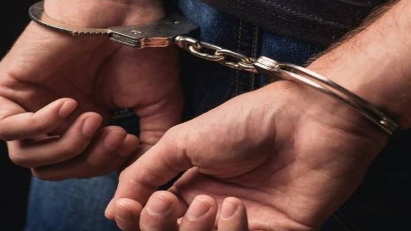 گاڑیوں کے شیشے توڑ کر چوری کرنے والا دو رکنی گروہ گرفتار