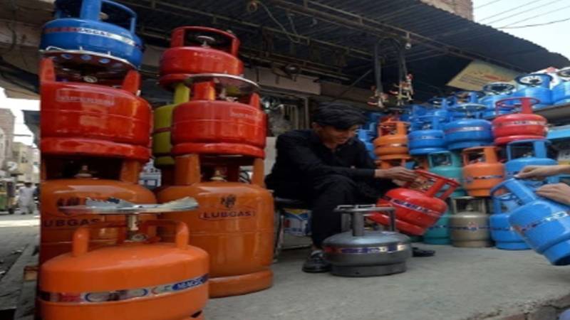 عمان سے ایل پی جی کے دو بحری جہاز پاکستان پہنچ گئے، قیمتوں میں کمی نہ آسکی
