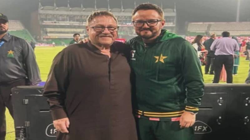 پاکستان کی سنسنی خیز جیت، ہیڈ کوچ مائیک ہیسن کے والد بھی قذافی اسٹیڈیم میں موجود