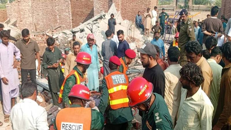 ملتان میں زیرِ تعمیر پلازے کی چھت گرگئی، متعدد مزدوروں کے ملبے تلے دبے ہونے کا خدشہ